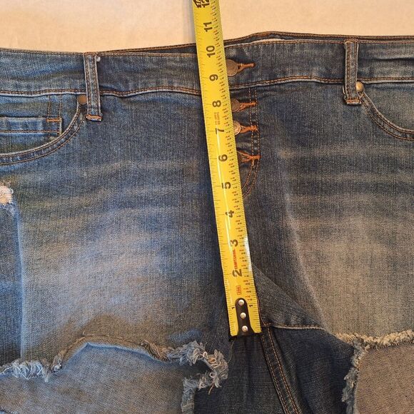 Torrid Distressed Denim Raw Hem Cut Off Shorts Size 18 Button Fly Stretch - Picture 5 of 10